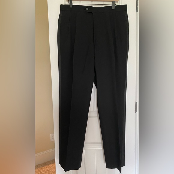 Jos. A. Bank Men’s Black Tuxedo Signature Collection - Picture 12 of 16